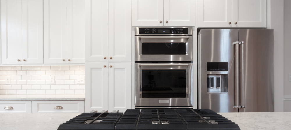 Bright white Shaker cabinets in modern kitchen Bright white Shaker cabinets in modern kitchen